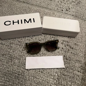 Chimi solglasögon  - Chimi 04 solglasögon i färgen green,de är i toppskick nästa nyskick.om ni har frågor eller funderingar är de bara fråga✅