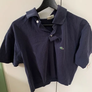 Croppad Lacoste crewneck - Mörkblå Croppad Lacoste crewneck Tröja avklippt strl M