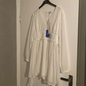 Studentklänning  - Säljer en helt oanvänd klänning från bubbleroom, själv köpt den på Sellpy men hittat en annan som jag gillar mer! Helt oanvänd med lamporna kvar💕