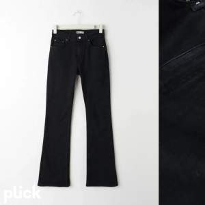 Flared svarta jeans från Gina, använd få gånger, inga defekter, ordinarie pris 500kr