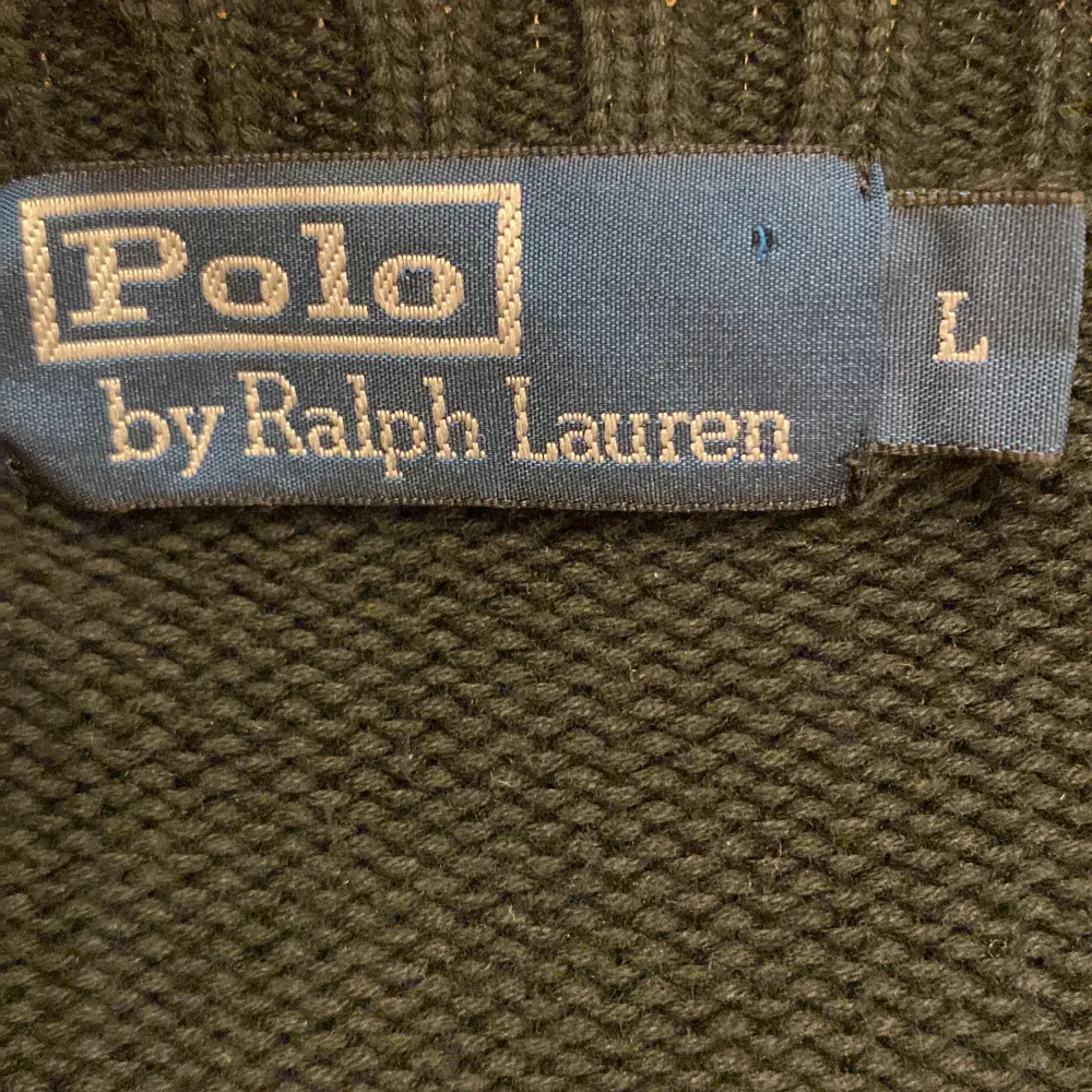 Säljer nu denna asfeta Ralph Lauren tröja i ett gott skick! Storleken är L men skulle kunna passa M med. Nypris ligger på ca 1500kr❌ säljer nu för endast 399kr✅ Hör av dig vid minsta lilla fundering 😊😊. Tröjor & Koftor.