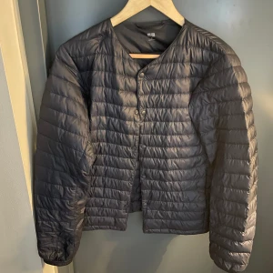 Mörkblå Jacka från Uniqlo - Jag säljer min populära jacka från Uniqlo i storlek Xs men sitter bra på mig som vanligtvis har S i jackor. Jag säljer denna eftersom att den inte kommer till användning. Nyskick på jackan!🙂 nypris 799. 
