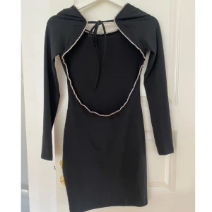 Klänning - Finns ingen lapp i men skulle säga strl S eller större XS. Aldrig använd pga för stor tyvärr. Man knyter själv snöret i ryggen så man kan välja hur man vill knyta❤️ skriv för fler bilder/frågor. Pris kan diskuteras❤️