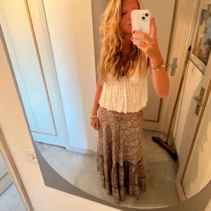 Kjol! - Säljer denna super fina långkjol köpt på en marknad i Frankrike som många undrat vart den är ifrån! Köpte för 600kr. Står ingen storlek men skulle säga att den är från xs-m då den har resår baktill så passar de flesta. Använd fåtal gånger!!