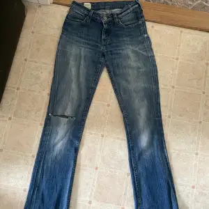 Lågmidjade flared jeans från Lee, inga defekter i storlek W26 L31, försmå för mycket tyvärr💗