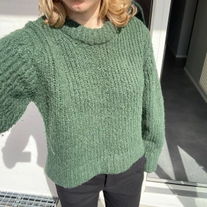 Stickad Weekday Tröja - Hör av dig om du har några frågor! Säljer ut hela garderoben så kolla gärna igenom min profil så kan jag samfrakta, evt ge rabatt!