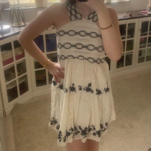 Virkad miniklänning  - Virkad miniklänning från zara med halterneck❤️ Storlek XS