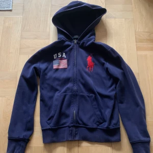 Polo zip up - För fet polo zip up jag säljer pga av att den är lite för liten för mig. Den är inte i bästa skick men skulle säga 7/10. Kom dm för bild på defekter. Pris kan diskuteras vid snabb affär.