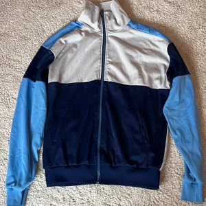 Tröja - Fin och bra skick, vet ej storlek men skulle tyda som M ungefär 