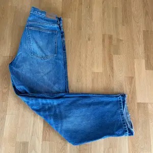 Hej, jag säljer nu dessa jeans från Weekday i modellen ”Galaxy Losse Straight Jeans” Storlek: W30 L32 Jeans är använda ett fåtal gånger och är i gott skick.