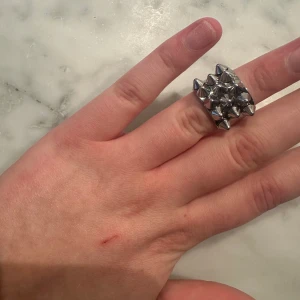 Edblad ring silver - Säljer nu min fina edblad ring i silver då den inte används🥰 Den är i M/ 17.50 och ser helt ny ut. Pris kan diskuteras och fraktkostnad tillkommer, kom gärna privat om du har fler frågor eller vill ha mer bilder