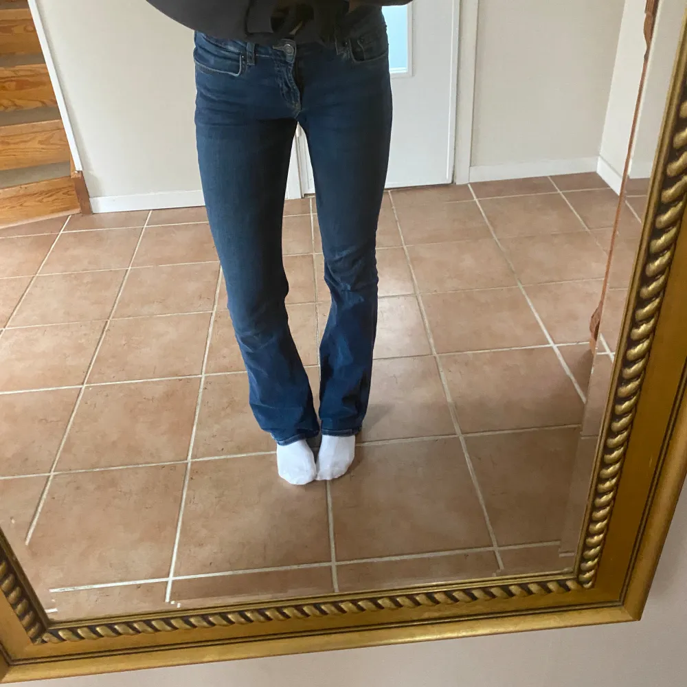 Ett par lågmidjade blå bootcut jeans från zara. Jag är 170 och de passar bra. Använda men har inga defekter köparen står för frakten . Jeans & Byxor.