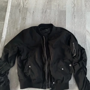 Bomber jacka - Svart bomber jacka från FB sisters i storlek L, me skulle säga att den sitter mer som en M. Finns ett litet hål på ryggen. 