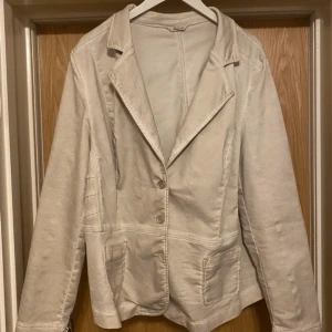 Jättefin kavaj (52) stretching -  Jättefint skick  Armhåla till armhåla 64 cm + stretch  Längd från axel 60 cm 98% bomull 2% elastan Rök- och djurfritt hem