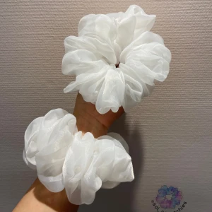 XL- White Scrunchies 1st - Mått diameter: ~16 cm(XL) Material: Polyester Instagram: sol_scrunchies