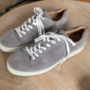Stilrena skor / sneakers i mocka från Tider of Sweden. Skinn på insidan av skon som gör dem väldigt mjuka och sköna.   Använda endast  2-3 gånger och säljes pga de är för små. 