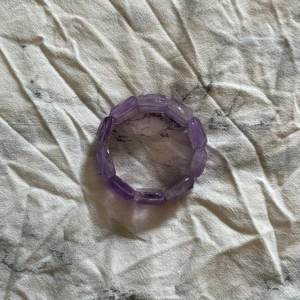 Armband  - Ett fint armband i lila som passar alla! 