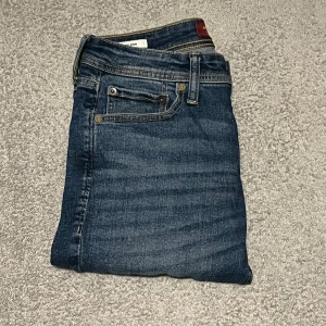 Jack & Jones jeans - Tjena säljer dessa feta sellsynta Grisch Jack and Jones jeansen med slitningar. Dessa är i en finare model än dom vanliga så dessa kostar nya 999kr. Säljer pga att dom är för små. Grymt bra pris🤝