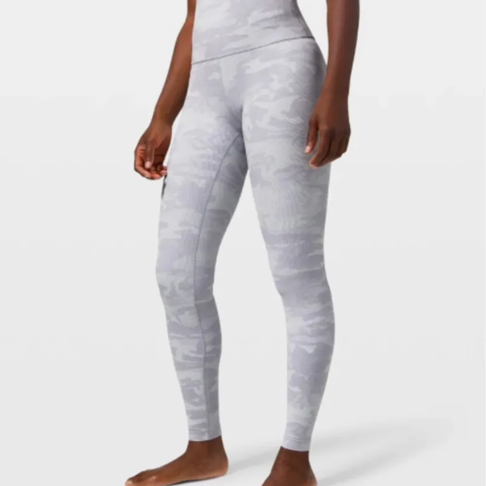 Superfina och trendiga leggings från Lululemon som är i bra skick som jag säljer för att de inte kommer till användning. Köpta för 700kr. Jeans & Byxor.
