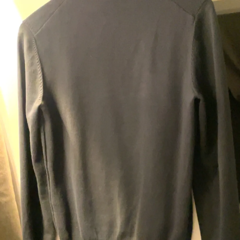 Tja, säljer nu min Hugo boss tröja i storlek xs, anledning till att jag säljer tröjan är pga den ej kommer till användning och ligger bara i garderoben. Skick: 10/10, inprincip oanvänd. Nypriset: 1345kr. Mitt pris 399. Önskar er allt gott//Kevin. . Hoodies.