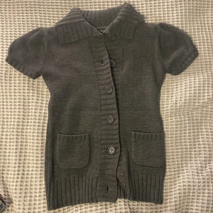 Söt kofta  - Grå kofta med puffärmar🥰