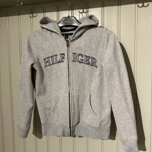 Tommy Hilfiger sip hoodie - Bra skick! Liten i storleken