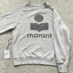 Isabel Marant tröja  - Säljer denna Isabel Marant tröja. Dne ör i storlek 36, vilket motsvarar S. Lappen inuti är avklippt då den rev när man hade på sig tröjan. Tröjan är i bra skick.💕