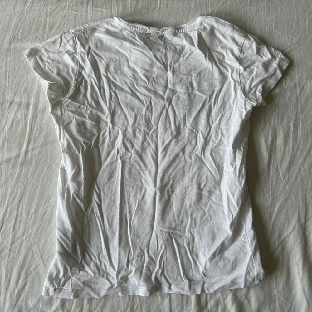 Hej, jag säljer denna vita Gant T-shirt. Den är i bra skick och har nästan inga tecken på användning.. T-shirts.