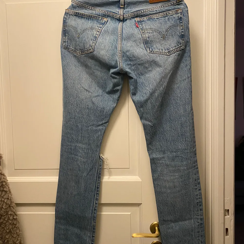 Levis 501 jeans med slitningar. Helt perfekta slitningar och färg. I väldigt bra skick!!  Tyvärr blivit för små för mig annars är det de helt perfekta jeansen!  W26 L32. Jeans & Byxor.