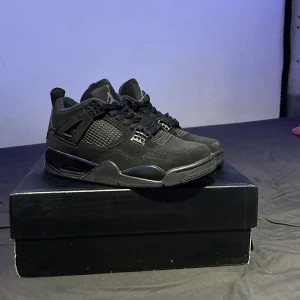 Jordan 4 - Hej! Säljer nu min polares fina Jordan 4 black cats då dem inte kommer till användning längre.  Använda typ 5 gånger så skicket är dunder!  Är osäker på om dem är äkta där av priset. Kan gå ner i pris vid snabb affär.