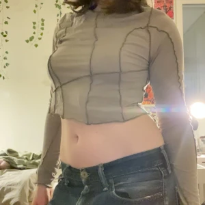 Weekday Sierra Crop long sleeve  - Crop top från weekday med ut och in vända sömmar som design 🙌 Använt få gånger, inga defekter