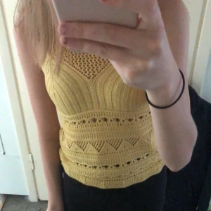 Sommartopp 💛💞 - Säljer sötaste sommartoppen som jag fått jättemånga komplimanger av 💞💞💞💝hålstickad gul topp med snygg passform och visar inga tecken på använding 💛ursprunligen från gina tricot och storlek xs men skulle även passa en s 😇🫶🏻💛💞