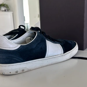 FLYCREWS - Säljer nu mina eftertraktade valentino flycrews i färgen marinblå. Jag säljer mina skor då storleken inte riktigt passade mig. Jag köpte skorna på Plick för priset 4200kr. Men pågrund av några förlorade spikar säljer jag nu dom för 3200kr