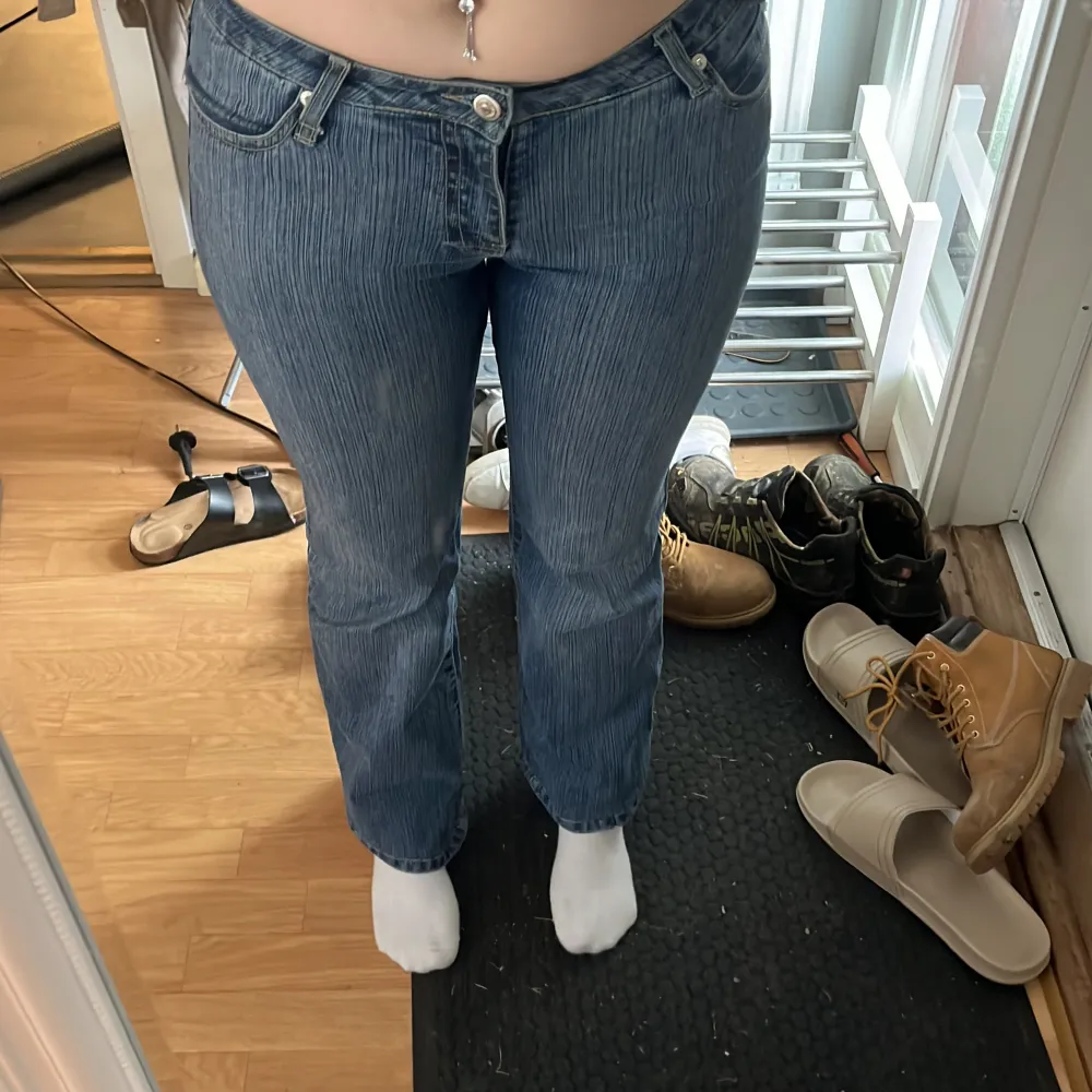 Lågmidjade botcut jeans, as snygga och önskar att jag kunde behålla men tyvärr har dom blivit för små för mig, har sytt upp dom lite grann så dom är i perfekt längd till någon som är 160/162 ungefär. Storleken är som 34. Jeans & Byxor.