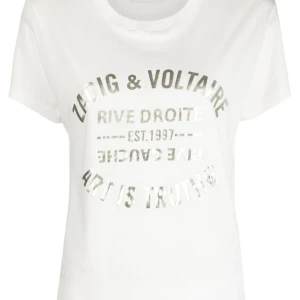 intressekoll Zadig&voltaire tshirt - intressekoll på så snygg zadig tröja med guldtext! köpt på jackie förra året för 1100 kr. sparsamt använd, inga stora defekter utan endast ett litet hål längst ner på baksidan av tröjan men det syns knappt (se sista bilden) kom gärna med prisförslag!