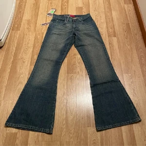 Lågmidjade bootcut jeans - Nya med lappar kvar. Superfina lågmidjade bootcut jeans, tyvärr var dom lite små i midjan och lite korta på mig. Helt nya endast provade, lappar kvar!  Midja: 33 cm Innerbenslängd: 77 cm 