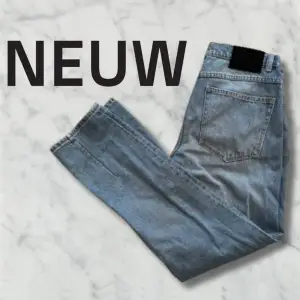 Tja. Säljer dessa feta neuw jeans med en frän wash, passformen är straight fit. Hör av er vid fler frågor.