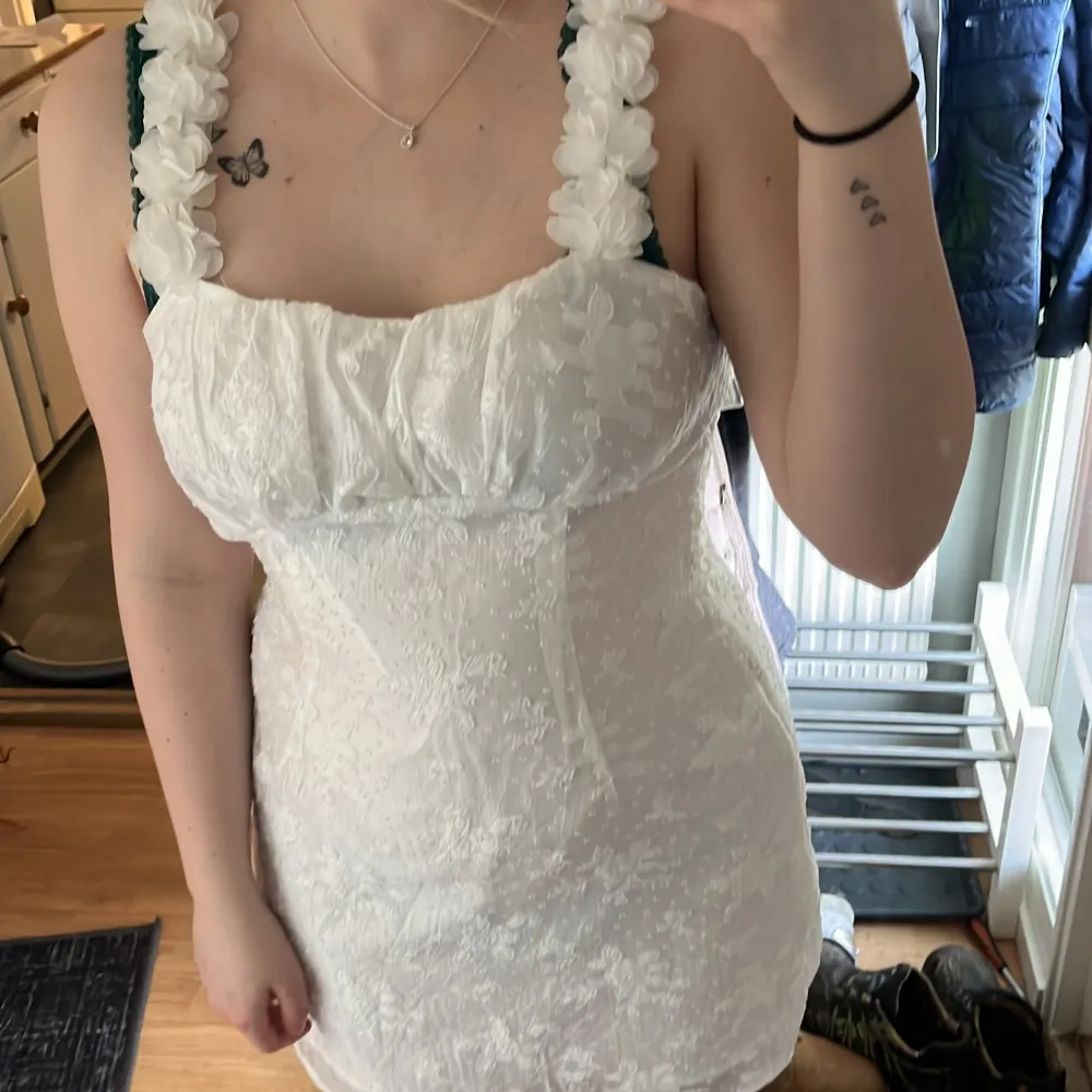 Fin vit klänning perfekt till sommaren eller till någon skolavslutning/student. Fint skick och aldrig använd säljs då jag behövde köpa en större storlek.. Klänningar.