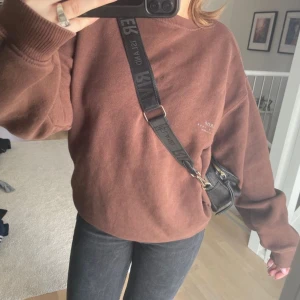 Sweatshirt  - Säljer en snygg sweatshirt i storlek XS från bershka. Den är i jättefint skick. Skriv om du har några frågor💞