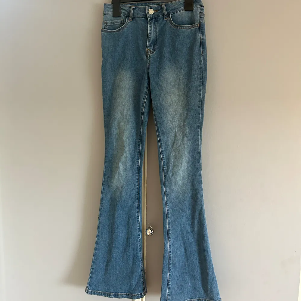 Säljer dessa blåa bootcut jeans från vila. Jeans & Byxor.