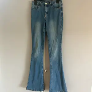 Säljer dessa blåa bootcut jeans från vila