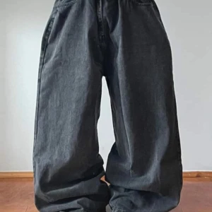 Jeans - Bra skick! dom är väldigt stora så ni bet och förlåt för smutsig spegel