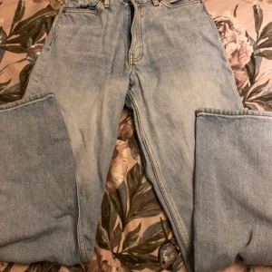 Monki jeans  - Jättefina jeans från monki. De är väl använda men i fint skick. Behöver tyvärr sälja då de är för små! 