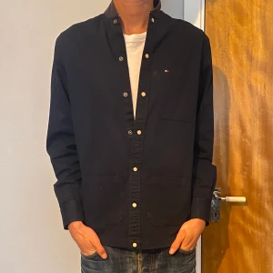 Tommy Hilfiger overshirt mörkblå - Storlek S men passar M oxå, väldigt bra skick