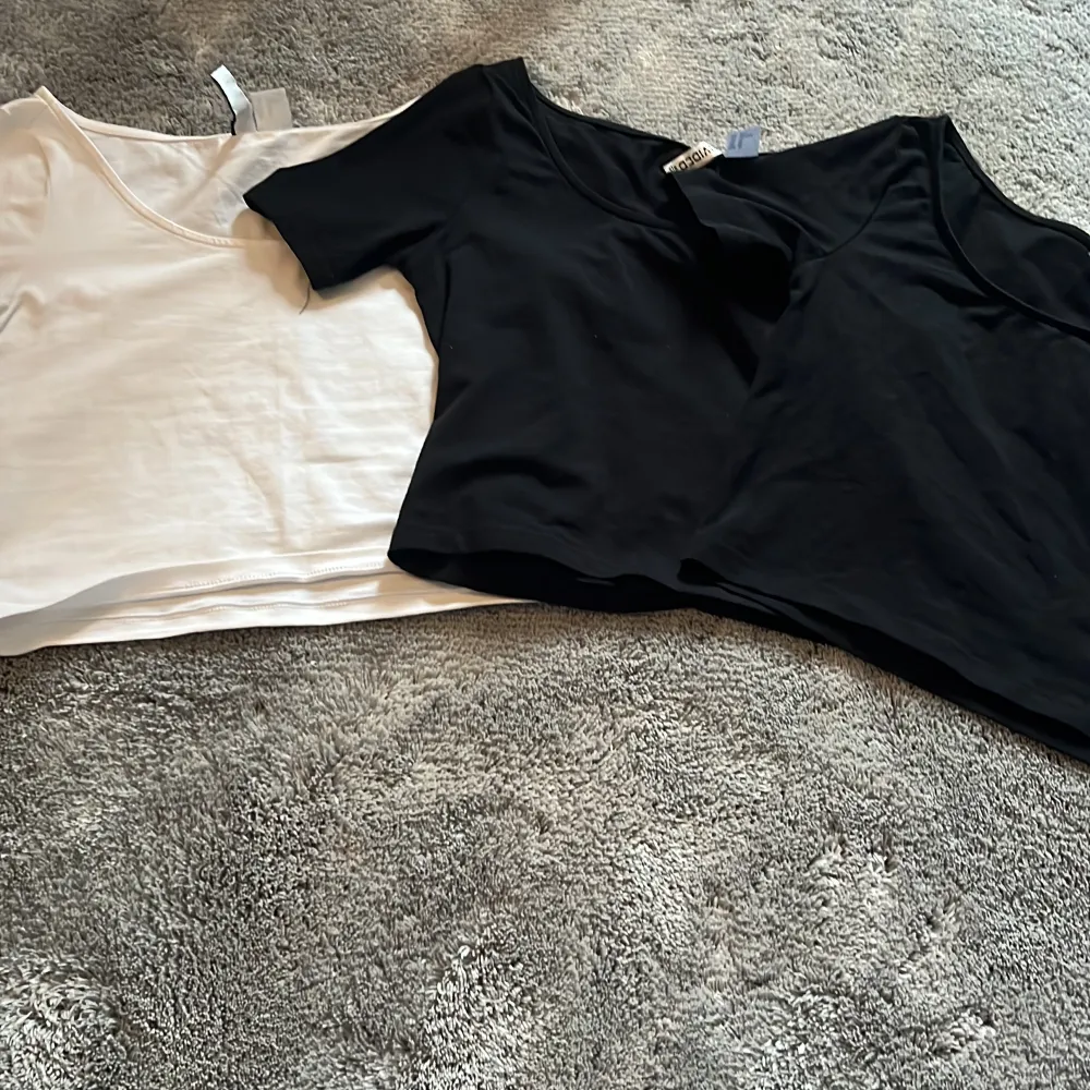 Säljer dom här tre tröjorna! 1 vit och 2 svarta! Aldrig använt💖. T-shirts.