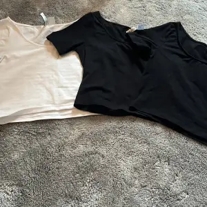 Säljer dom här tre tröjorna! 1 vit och 2 svarta! Aldrig använt💖