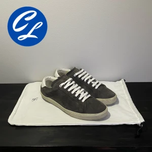 Saint Laurent skor  - Tja! Nu säljer vi dessa sjukt snygga skorna från Saint Laurent. Skorna är i extremt bra skick utan några skador. Skorna är i storlek 42. Dustbag tillkommer även vid köp. Tveka inte att höra av dig vid minsta fråga eller fundering!👍