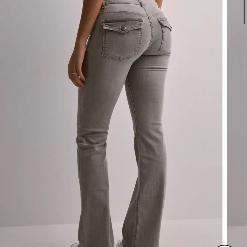 dessa jeansen har knappt kommit till användning. Är i nytt skick. Kontakta för fler bilder💕. Jeans & Byxor.