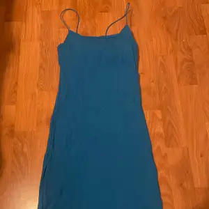 Kort blå klänning från zara. Aldirg använd 💙