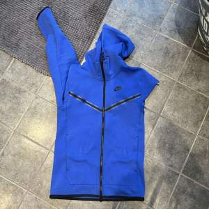 Säljer min äkta extremt sällsynta Nike Tech Royal Blue hoodie. Skicket är 10/10 och passar upp till 180cm. Köp denna hoodie om du vill sticka ut på ett snygg sätt! Pris kan diskuteras